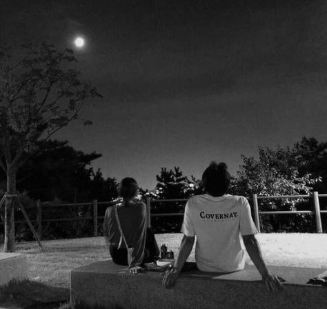 Couple Watching Moon, Relationship Vision Board, Cute Relationship Pictures, Lovely Complex, Couples Outfit, Dark Love, Boyfriend Photos, Cute Relationship Photos