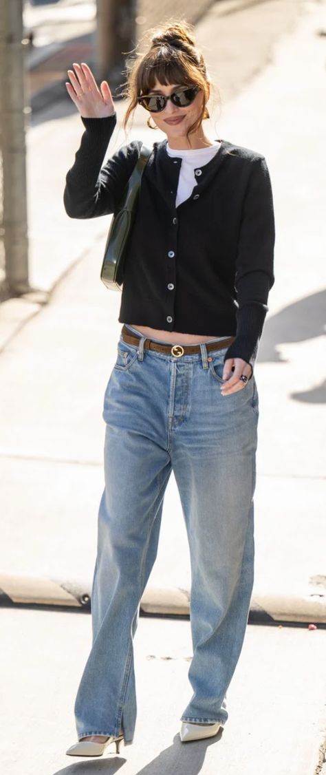 Dakota Johnson Black Cardigan, Jeans And Black Cardigan Outfit, Black Jeans And Cardigan Outfit, Dakota Johnson Sunglasses, Black Pumps Outfit Casual, Mom Jeans Outfit Classy, Jeans Pumps, Sweater Jeans, Cardigan Outfit