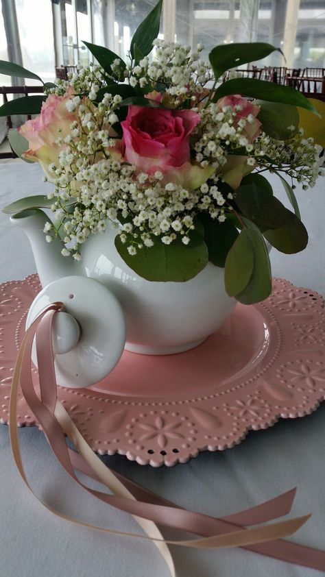 Tea Pot Vase Floral Arrangements, Teapot Centerpiece Diy, Flowers In Teapots Centerpiece, Teapot Floral Centerpieces, Teapot Flower Arrangements Centerpieces, Yea Party Centerpiece, Teapot Floral Arrangements, Teapot Centerpiece Wedding, Flowers In Teapots