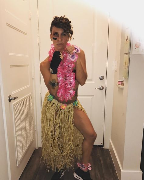 35 Fun and Easy Halloween Pun Costumes — Punny Halloween Ideas Hawaiian Punch Halloween Costume, Hawaiian Punch Costume, Halloween Pun Costumes, Punch Halloween, Pun Costumes, Costume Homemade, Punny Halloween Costumes, Terrifying Halloween, Mom Instagram