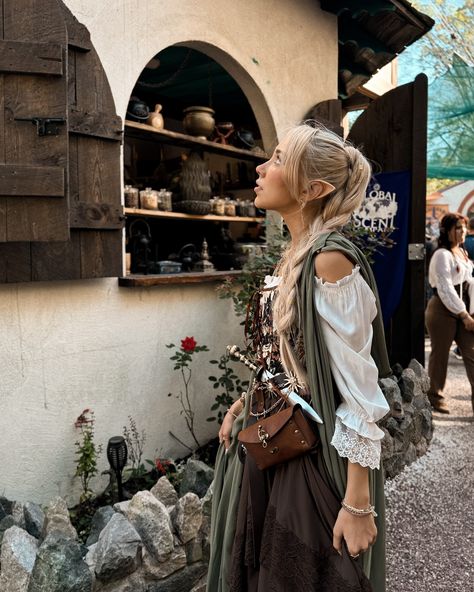 get yourself a girl that can do archery and defend herself with a dagger 🗝️ renaissance faire, ren faire, medieval festival, fantasy costume #renaissancefaire #newyorkrenaissancefaire Ren Faire Characters, Renesance Fair Outfits, Renesance Fair, Faire Outfit, Ren Faire Outfits, Medieval Festival, Fair Outfits, Ren Fair, Fairycore Aesthetic