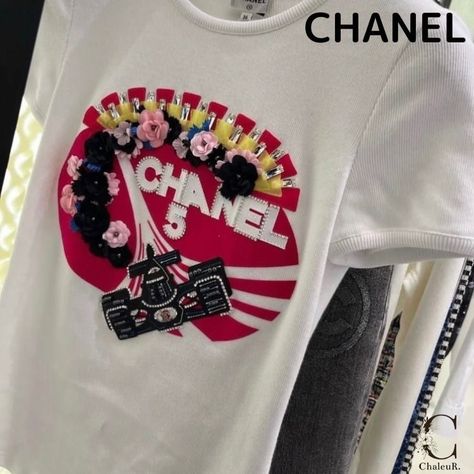 Chanel Race Car Top, Chanel F1 Shirt, Chanel T Shirts Women, Chanel Tshirt, La Girl Aesthetic, Chanel Street Style, Chanel T Shirt, F1 Aesthetic, Chanel 2023