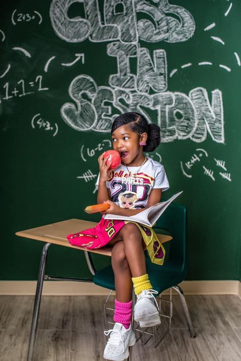 School Themed Photoshoot, Kindergarten Picture Ideas, Education Photoshoot, Back To School Photoshoot Ideas, Teacher Photoshoot Ideas, Classroom Photoshoot, Kindergarten Photoshoot, School Photoshoot Ideas, Back To School Photo Ideas