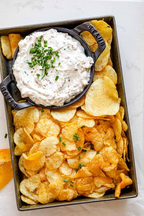 This homemade recipe for french onion dip is healthier than the store-bought kind and made with sweet caramelized onions - perfect for chips! Dip Bowl Ideas, Grilled Fruit Kabobs, Bread Dips, Snacks Homemade, Homemade French Onion Dip, Sauce Ideas, Vegan Spinach Artichoke Dip, Savory Snack Recipes, Party Dip Recipes