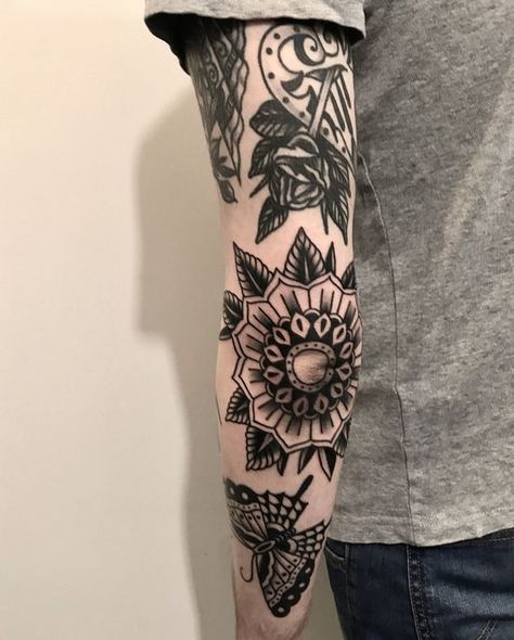 Traditional Tattoo Elbow, Traditional Mandala Tattoo, Tato Mandala, Tato Tradisional, Black And White Tattoo, Elbow Tattoo, Female Tattoos, Books Open, Traditional Tattoo Sleeve