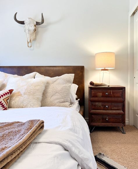 Simplistic Western Bedroom, Western Studio Apartment, Minimalistic Western Room, Western Themed Airbnb, Cowhide Bedroom, Master Western Bedroom, Western Farmhouse, Western Interior, Cabin Bedroom