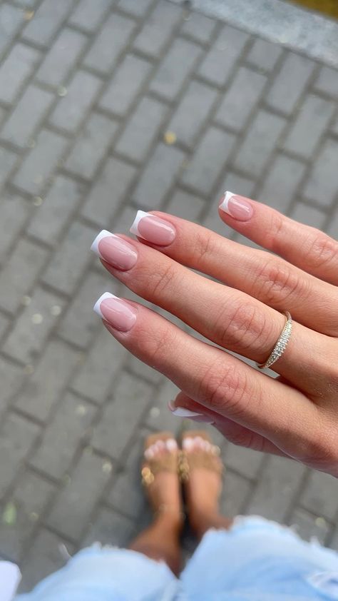 French Tip Nails Rectangle, Basic Short French Nails, Medium Short French Nails, Basic Short French Tip Nails, Classic Short French Nails, Minimalist French Tip Nails Square, White French Tip Nails Short Coffin, Plain Nails French Tip, Simple Short French Nails