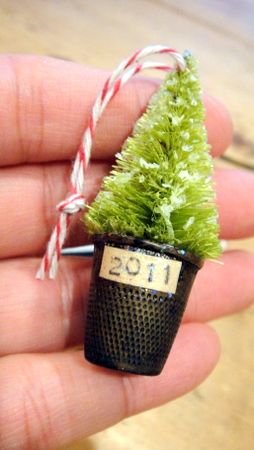 Sweet tree ornament made from a thimble. Crafts Winter, Christmas Workshop, Dream Christmas, Witch Accessories, Bottle Trees, Sweet Trees, Christmas Vignettes, Holiday Trees, Ornament Diy