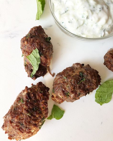 These quick and easy beef kofta kebabs are perfect in the air fryer. Air Fryer Kofta, Kebab Air Fryer, Beef Kofta Air Fryer, Kofta Air Fryer, Greek Kebab, Air Fryer Recipes Uk, Kofta Kebab, Air Fryer Beef, Beef Kofta