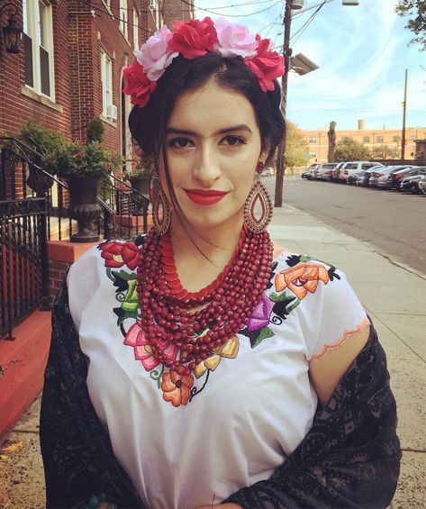 Lots of inspiration, diy & makeup tutorials and all accessories you need to create your own DIY Frida Kahlo Costume for Halloween. Creative Halloween Costumes For Women, 80s Halloween Costumes, Amazing Halloween Costumes, Frida Kahlo Style, Halloween Costumes For Women, Diy Halloween Costumes For Women, Diy Halloween Costumes Easy, Diy Halloween Costume, Elle Woods