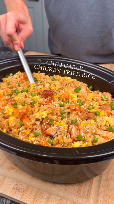 Chili Garlic Chicken Fried Rice Stealth Health Slow Cooker Meal Prep Series, Episode 11 Per serving (makes 10): 575 Calories 43g… | Instagram Fried Rice Lunch Ideas, Fried Rice In Crockpot, Chili Garlic Chicken Fried Rice Crockpot, Slow Cooker Chicken Fried Rice, Chili Garlic Chicken Fried Rice, Chili Garlic Fried Rice, Crock Pot Chicken Fried Rice, Slow Cooker Rice Meals, Crockpot Meals With Rice