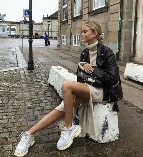 Balenciaga sneakers Style Androgyne, Balenciaga Sneakers, Androgynous Fashion, Stil Inspiration, Looks Street Style, Balenciaga Triple S, Mode Inspo, Looks Chic, 가을 패션