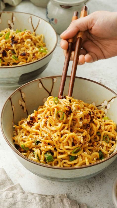 Spicy Peanut Noodles - Khin's Kitchen Recipe With Ramen Noodles, Peanut Noodle Recipe, Peanut Butter Noodles Recipe, Chilli Garlic Noodles, Chipotle Pasta, Easy Chilli, Peanut Sauce Noodles, Spicy Peanut Noodles, Noodle Recipes Easy