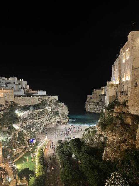 paesaggio polignano a mare di notte Night Aesthetic Landscape, Late Night Aesthetic, Aesthetic Landscape, Adriatic Sea, Night Aesthetic, Puglia, Late Night, Italy