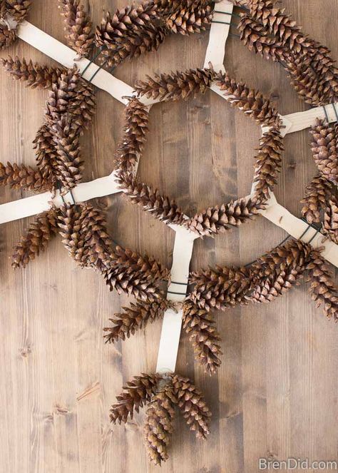 Glue pinecone to tip of each point Christmas Snowflakes Wreath, Pinecone Crafts Christmas, Pine Cone Wreath, Pinecone Crafts, Cone Wreath, Pine Cone Art, Snowflake Wreath, Pine Cone Decorations, Cones Crafts