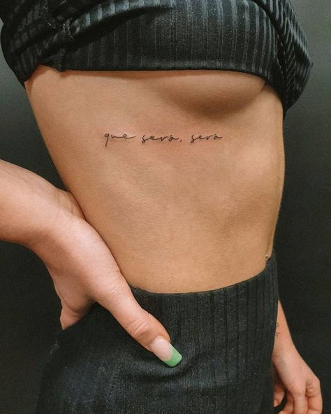 Tattoo that says "que será, será" handwritten on the Herz Tattoo Klein, Rib Tattoos For Women, Bauch Tattoos, Writing Tattoos, Petite Tattoos, Classy Tattoos, Discreet Tattoos, Dainty Tattoos, Subtle Tattoos