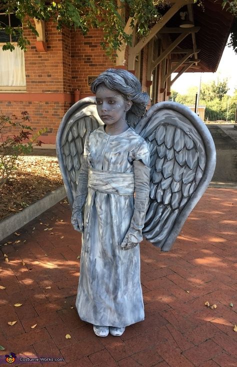 Weeping Angel - 2018 Halloween Costume Contest Gargoyle Costume Diy, Weird Girl Halloween Costumes, Weeping Angel Halloween Costume, Statue Costume, Gargoyle Costume, Weeping Angel Costume, Angel Halloween Costumes, Purim Costumes, Old Halloween Costumes