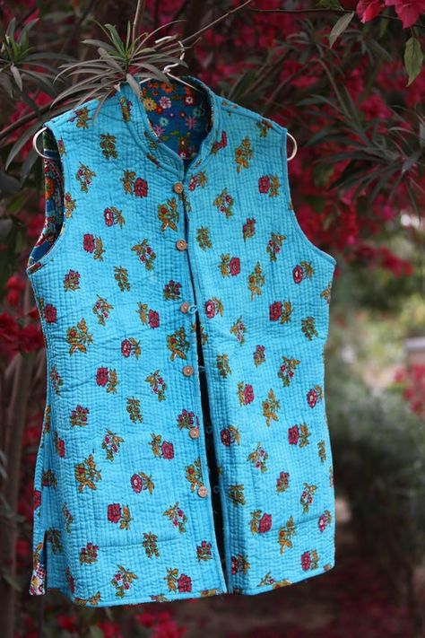 Time for Easter Gift: A Pure Cotton Double sided usable coat vest for women from India! This😍stunning ethnic coat from Jaipur, Rajasthan India can be worn on both sides and so gives you 2 Looks in 1. Great for light windy weather! 👉 Features: ------------ * 🤤 100% Soft cotton womens Vest coat! * Vest Coat Outfits For Women, Ootd Indian, Indian Vest, Coat Outfits For Women, Vest For Women, Kantha Jacket, Blue Vest, Blue Vests, Vest Coat