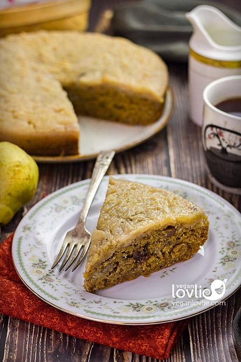 Vegan Spiced Banana Pear Upside Down Cake - Veganlovlie Dairy Free Dessert Easy, Pear Upside Down Cake, Vegan Dessert Bars, Best Vegan Desserts, Vegan Pastries, Pear Cake, Easy Vegan Dessert, Vegan Cakes, Healthy Vegan Desserts