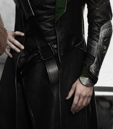 Loki Laufeyson Aesthetic, Loki Costume, Loki Aesthetic, Avengers Quotes, Loki God Of Mischief, Avengers Imagines, Thor X Loki, Avengers Cast, Clint Barton