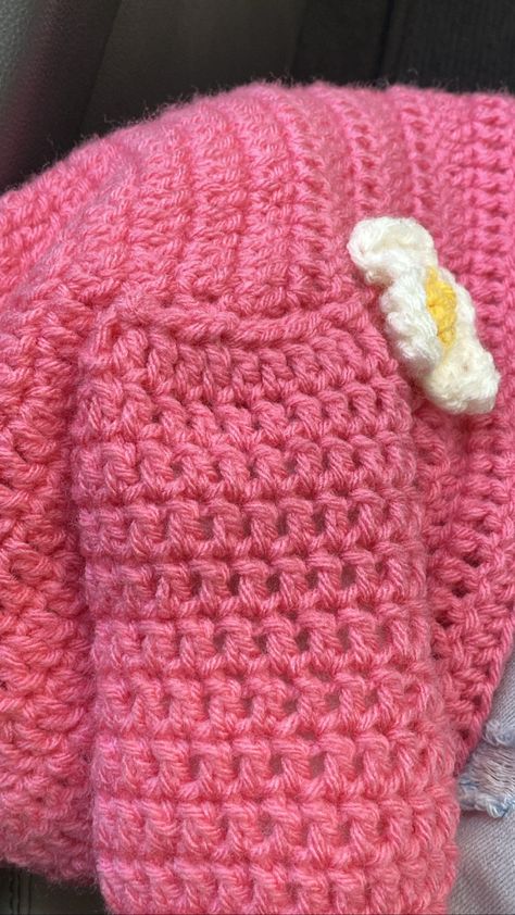 bright pink crochet handmade hat with a daisy flower embellishment My Melody Beanie Crochet, My Melody Beanie, Melody Crochet Hat, My Melody Crochet Hat, My Melody Hat, Crochet My Melody, My Melody Crochet, Cat Beanie, Crocheting Ideas