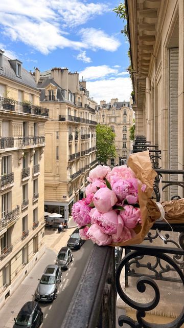 Peonies In Paris, Paris Cafe With Flowers, Parisian Flowers, Flowers In Paris, Peonies Wallpaper, Beautiful Peonies, Paris In Spring, Paris Flowers, Gorgeous Apartment