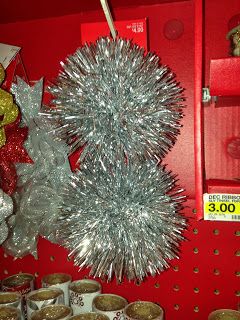 make a white fleece ball and hot glue silver garland Tinsel Pom Pom, Diy Tinsel, Diy Foil, Silver Garland, Diy Pom Poms, Ornaments Homemade, Silver Tinsel, Tinsel Garland, White Fleece