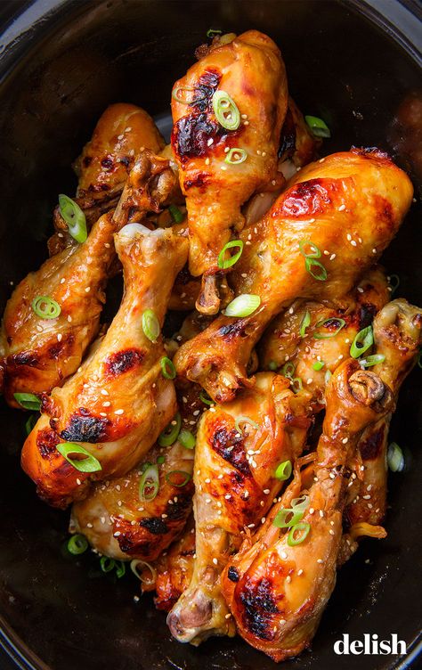 Let your slow cooker do the work on these easy chicken drumsticks. Get the recipe from Delish.com. #chicken #drumsticks #crockpot #slowcooker #recipes #crispy #easy #dinner #meal Super Bowl Food Crockpot, Easy Chicken Drumstick Recipes, Giggle Juice, Chicken Drumstick, Crockpot Lasagna, Sweet Chicken, Drumstick Recipes, Chicken Drumstick Recipes, Crock Pot Recipes