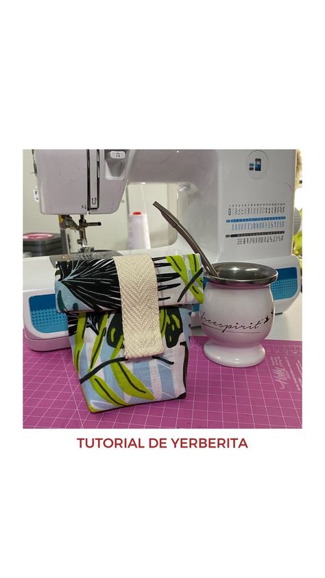 Soy Debbie 🌈 y con mis tutoriales te enseño a coser en Instagram: "★ te muestro el paso a paso del estampado textil con foil. Esta técnica es súper linda, fácil e infinita…podés hacer de todooo. Yo usé un stencil para hacer la hoja. Para que no se mueva el stencil antes le puse adhesivo multiproposito, así queda “pegoteado” y se adhiere mejor a la tela base. Para que tenga la forma de hoja, pinté con adhesivo textil usando un pincel plano. Lo dejé secar bien, bien hasta que queda ... Espresso Machine, Sewing Projects, Foil, Gifts, On Instagram, Tela