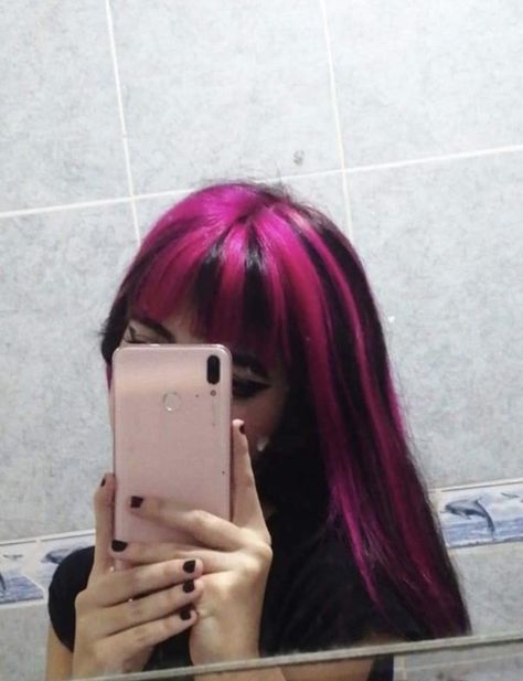 Pink Hair Dyed, Pink And Black Hair, Hair Dyed, Alt Girl, Pink And Black, Pink Hair, Dyed Hair, Cortes De Pelo, Black Hair