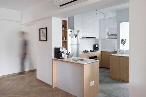 A 180° Revamp That Turned This 5-Room HDB Bright & Breezy Tv Feature Wall, Interior Design Sites, Muji Home, Long Living Room, Breakfast Bar Kitchen, Kitchen Concepts, Minimalist House Design, Open Concept Kitchen, Scandinavian Home