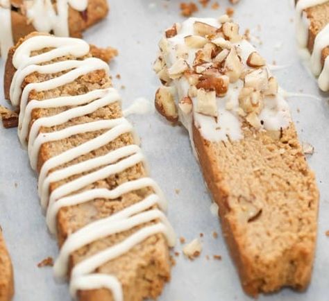 Maple Pecan Biscotti Pecan Biscotti Recipe, Pecan Biscotti, Easy Biscotti, Best Biscotti Recipe, Butter Pecan Cookies, Biscotti Cookies, Cookie Brownie Bars, Biscotti Recipe, Cinnamon Chips