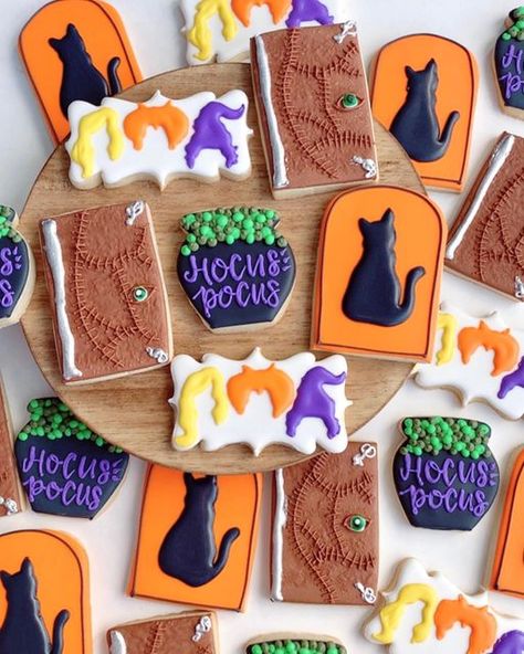 Haunted Mansion Cookies Decorated, Hocus Pocus Cookies Royal Icing, Hocus Pocus Sugar Cookies, Hocus Pocus Cookies Decorated, Hocus Pocus Dessert, Hocus Pocus Cookies, Halloween Biscuits, Galletas Halloween, Ghouls Night