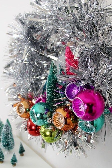 A little garland and tinsel go a long way in this mid-century modern inspired wreath. This eye-catching DIY can be done in an afternoon. Tinsel Wreath Christmas, Mid Century Modern Holiday Decor, Tinsel Wreath Diy, Tinsel Wreath, Winter Wreath Diy, Retro Christmas Decorations, Silver Wreath, Mid Century Modern Christmas, Holiday Diy Projects