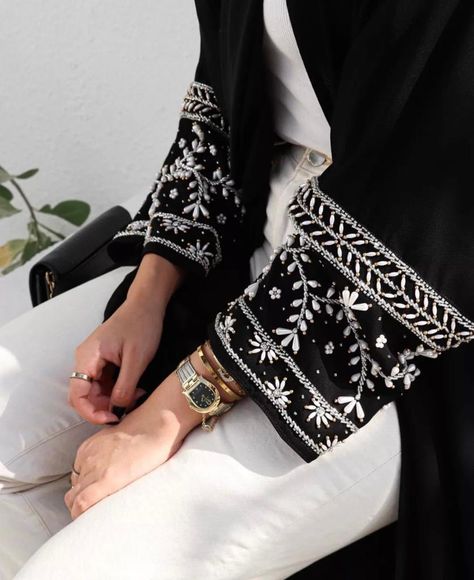 Burkha Designs Black, Embroidered Abaya, Black Abaya Designs, Pretty Black Dresses, Abaya Designs Latest, Embroidery Fashion Detail, Black Abaya, Muslim Outfits Casual, Mode Abaya