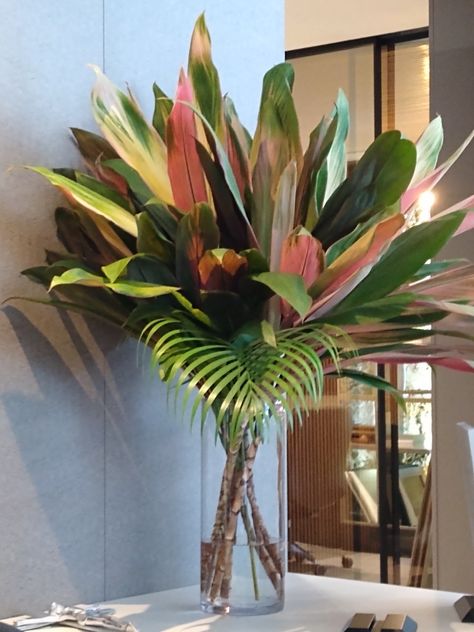 Palm Frond Floral Arrangement, Tropical Arrangements Floral Design, Simple Tropical Centerpieces, Tropical Centerpieces, Foliage Arrangements, Floral Art Arrangements, Tropical Floral Arrangements, Tropical Flower Arrangements, Office Flowers