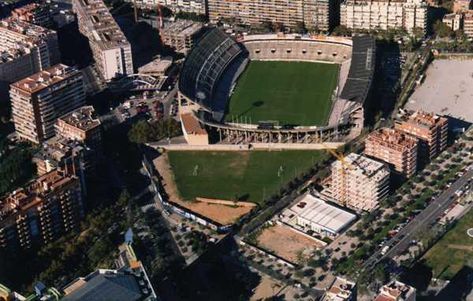 el Estadio de Sarrià con la chatarra a su lado y sus campos de arena.#rcde #espanyoldebarcelona Rcd Espanyol, The Live, Breaking News, Entertainment, House Styles, Sports