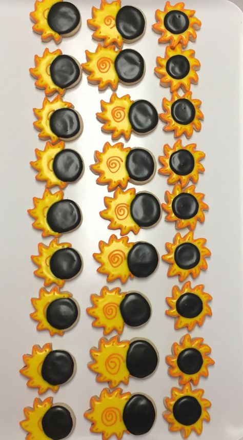 Eclipse Cookies Royal Icing, Solar Eclipse Cookie Ideas, Solar Eclipse Royal Icing Cookies, Eclipse Sugar Cookies, Eclipse Cookies Decorated, Solar Eclipse Sugar Cookies, Solar Eclipse Decorated Cookies, Solar Eclipse Cupcakes, Solar Eclipse Cookies