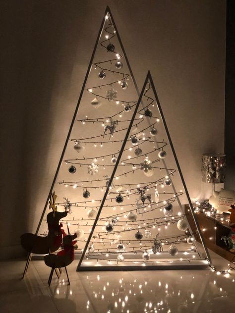 A Frame Christmas Tree, Christmas Decor Ideas Church, Wood Christmas Tree Ideas, Unconventional Christmas Trees, Home Made Christmas Tree, Christmas Wall Decorations, Church Christmas Decorations, Christmas Stage, Christmas Tree Wall