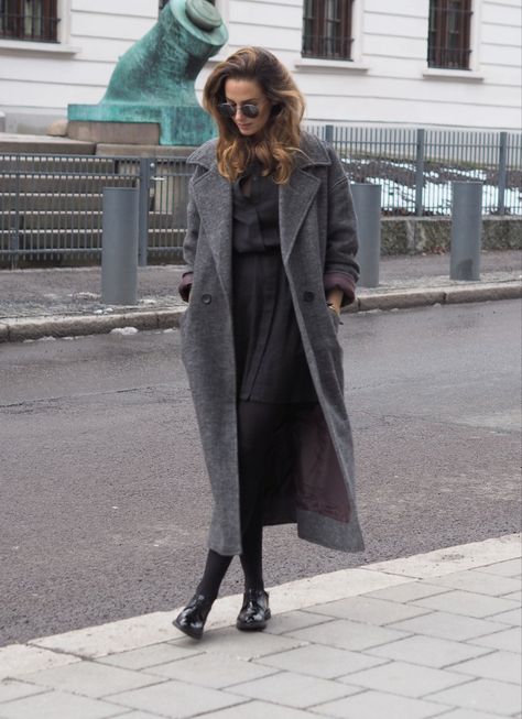 Dark Grey Coat Outfit, Grey Coat Outfit Winter, Grey Wool Coat Outfit, Grey Coat Outfit, New York Winter Outfit, Dark Grey Coat, Winter Coat Outfits, Fall Fashion Coats, Gray Wool Coat