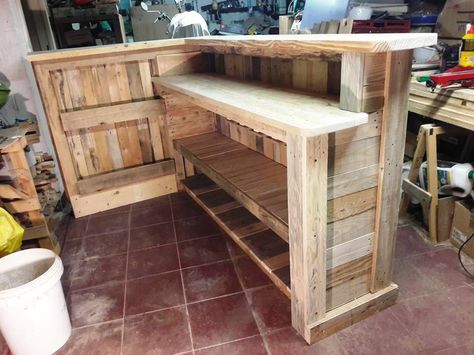 There are so many pallet-made bar styles you can choose from and this new DIY pallet bar with custom built in storage shelves and racks may also be Palet Bar, Diy Pallet Bar, Pallet Bar Stools, Pallet Bar Plans, Pallet Bar Diy, Diy Outdoor Bar, Bar Plans, Diy Outdoor Table, Diy Home Bar