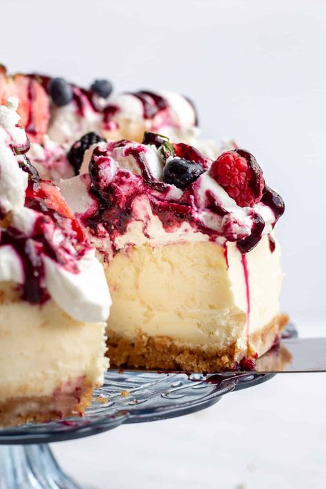 Berry Cheesecake Topping, Eton Mess Cheesecake, Summer Cheesecake Recipes, Eton Mess Cake, Berries Cheesecake, Amazing Christmas Desserts, Summer Cheesecake, Berry Cheesecake Recipes, Mary Berry Recipe