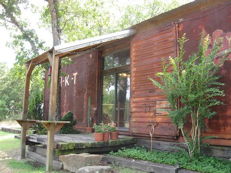 converted boxcar house... this is really stirring up a lot of boxcar twins feelings for me. Boxcar House, Weird Houses, Earth House, Camp House, Crazy Houses, Garden Railway, Arch Architecture, Container Houses, Water House