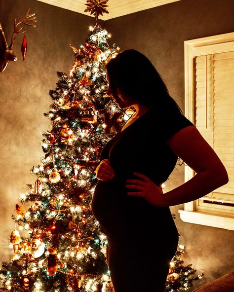 Take a memorable photo of your pregnancy during Christmas. Set the room to dark, and set your camera to night mode. My flash refused to stay off during this, so I covered my flash with a small headband and got this effect. Not conventional, but you gotta figure it out 🤣. Silhouette Christmas Tree, Christmas Maternity, Silhouette Photo, Christmas Tree Silhouette, Christmas Pregnancy, Silhouette Christmas, Photo Christmas, Tree Silhouette, Baby Bump