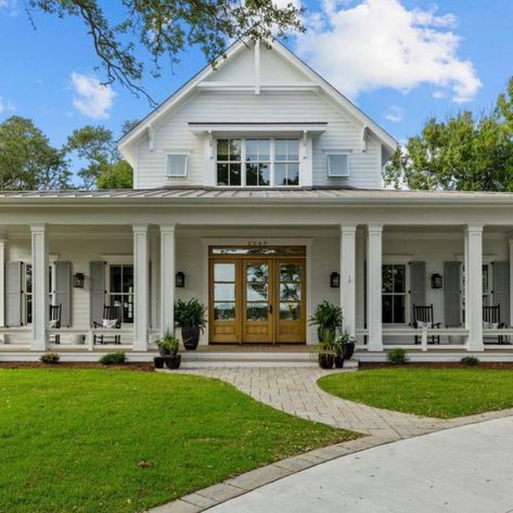 Good mornin to ya ☕️ I love a good coastal, southern home 🥰 And this one is pure beauty 💓 There’s lots of character with a great mix of… | Instagram Beaufort Nc, Southern House, Generator House, Southern Homes, Up House, Farmhouse Exterior, Coastal Farmhouse, Southern Home, Cottage House Plans