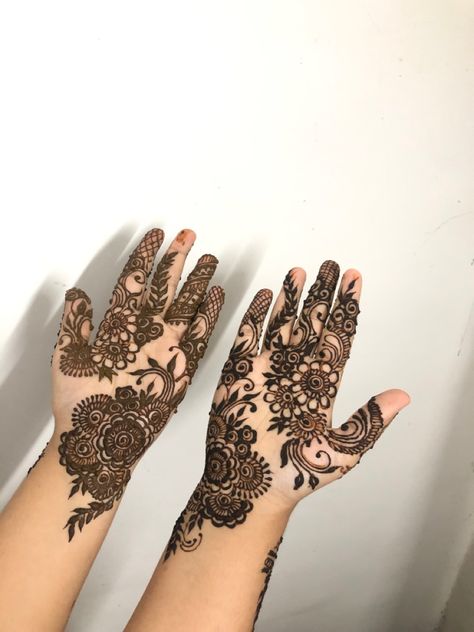 Palm Side Mehndi Design, Mehendi For Bride, Mehendi Designs For Bride, Side Mehndi Design, Palm Mehndi, Henna Inspo, Palm Mehndi Design, Dot Rangoli, Arabic Henna Designs