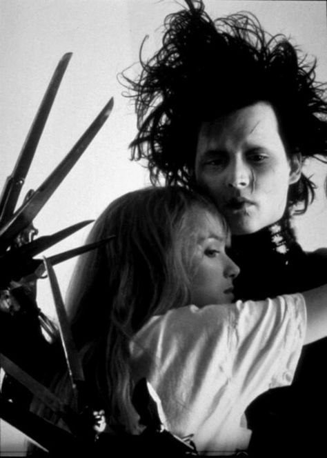 Kim and Edward, Edward Scissorhands Johnny Depp And Winona, Kaptan Jack Sparrow, Scissors Hand, Tim Burton Films, Tim Burton Movie, Edward Scissorhands, Winona Ryder, Fantasy Story, Fantasy Novels