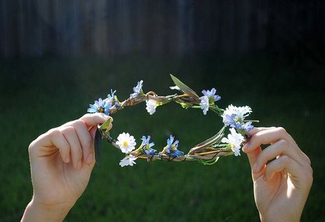 Imagen de flowers, crown, and hands Skai Jackson, Yennefer Of Vengerberg, The Ancient Magus Bride, Anne Shirley, Beltane, Anne Of Green, Barbara Palvin, Anne Of Green Gables, Green Gables