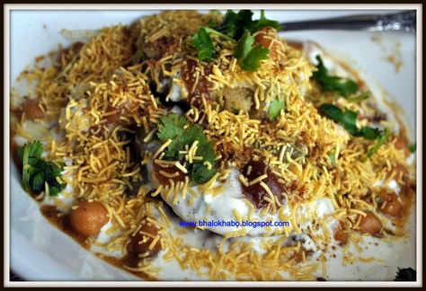 Aloo Tikki Chole Chaat Papdi Chaat Recipe, Ragda Patties, Aloo Tikki, Kolaches Recipe, Iraqi Food, Octoberfest Food, Polynesian Food, Texmex Food, Gujarati Food