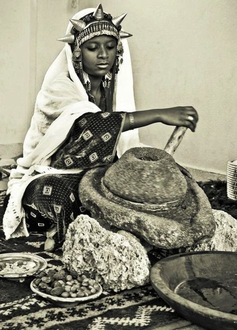 Argan oil preparations African Life, Oh My Goddess, Moroccan Women, Afrikaanse Kunst, African People, Berber Women, African History, World Cultures, People Of The World